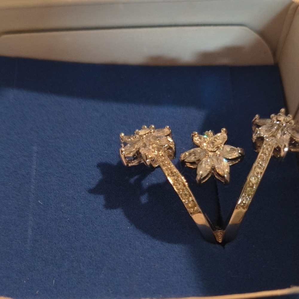Silvertone Multi Flower Ring Small - Picture 4 of 5